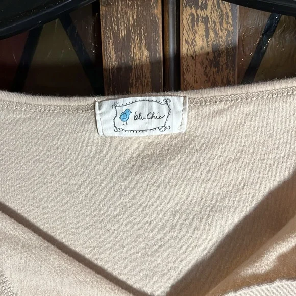 ✨2 for $20✨ Khaki/beige 3/4 length graphic t shirt with green and orange print. - Picture 3 of 8